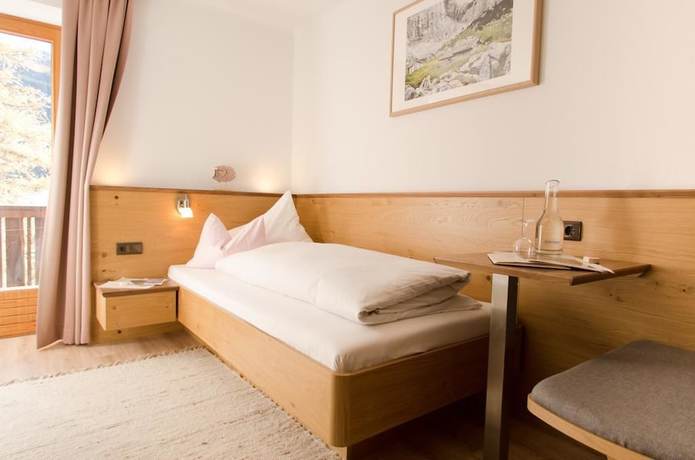 Imagen de la habitación del Hotel Zita. Foto 15