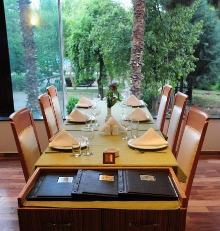 Imagen del bar/restaurante del Hotel Ziyapasa Park. Foto 6