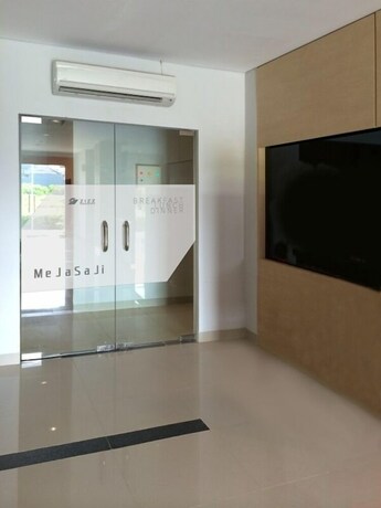 Imagen de los interiores del Hotel Zizz Convention. Foto 34