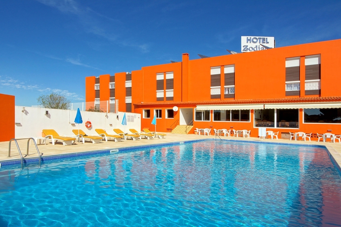 Imagen de la piscina del Hotel Zodiaco, Quarteira. Foto 12
