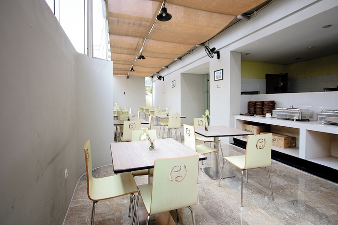 Imagen del bar/restaurante del Hotel Zodiak Asia Afrika By Kagum Hotels. Foto 2
