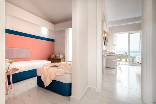Imagen de la habitación del Hotel Zoe, Trypiti Beach Resort. Foto 8