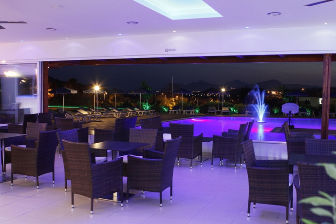 Imagen del bar/restaurante del Hotel Zoes. Foto 7