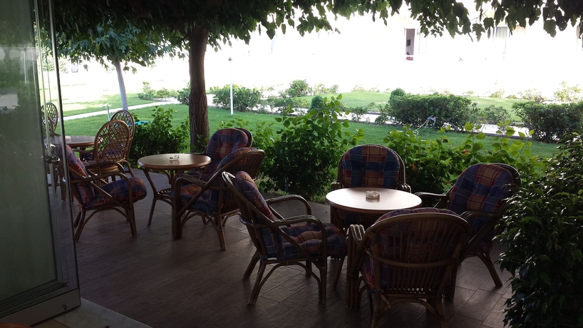 Imagen de los exteriores del Hotel Zoes. Foto 10