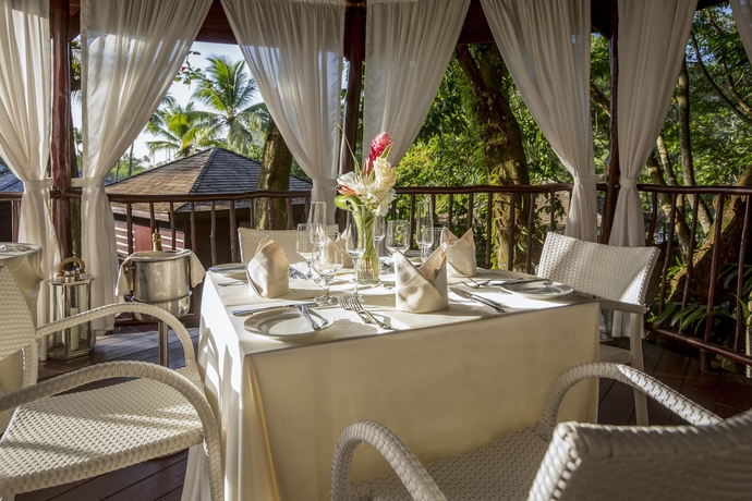 Imagen del bar/restaurante del Hotel Zoetry Marigot Bay. Foto 2