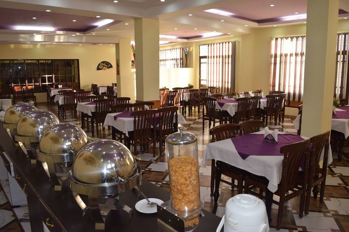 Imagen del bar/restaurante del Hotel Zojila Residency. Foto 5