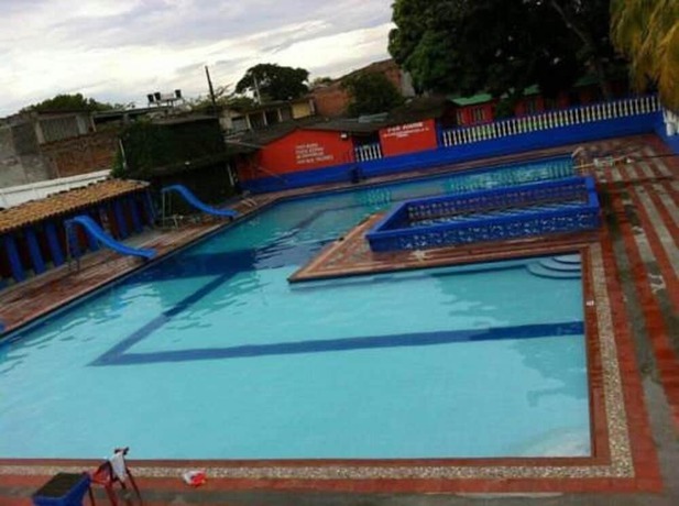 Imagen de la piscina del Hotel Zona Tropical. Foto 16