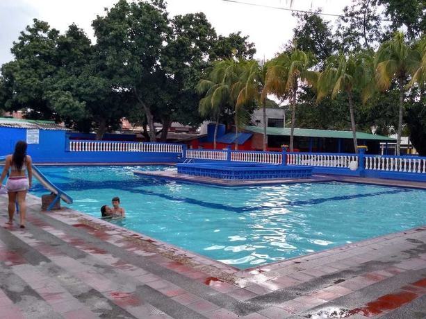 Imagen de la piscina del Hotel Zona Tropical. Foto 17