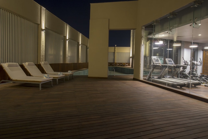 Imagen de la piscina del Hotel Zone By The Park Kolkata. Foto 11