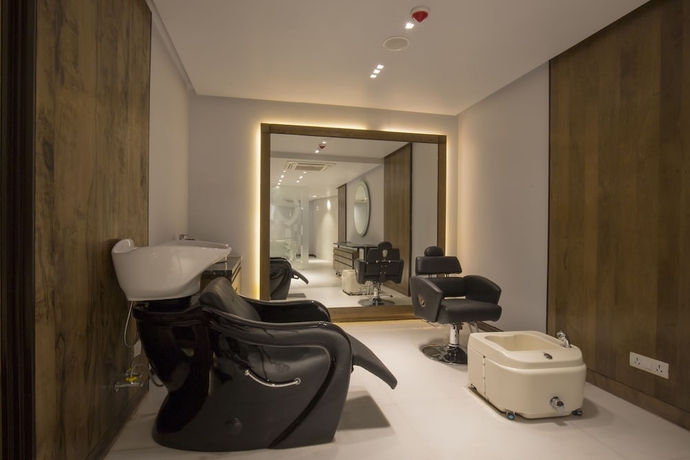 Imagen de la piscina del Hotel Zone By The Park Kolkata. Foto 12