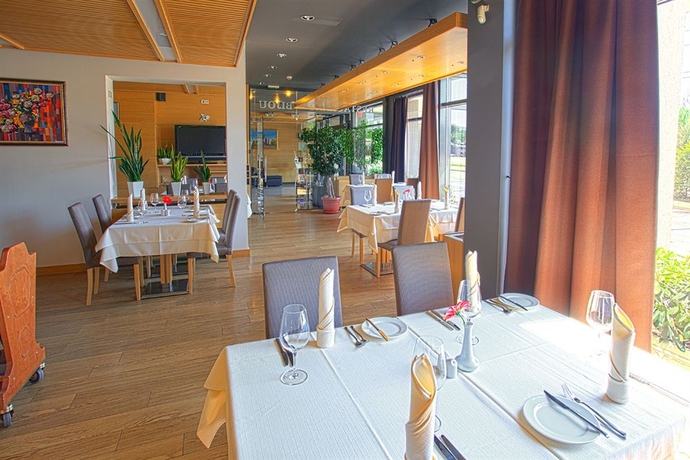 Imagen del bar/restaurante del Hotel Zoo Sofia. Foto 2