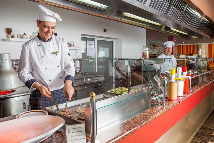 Imagen del bar/restaurante del Hotel Zora. Foto 4