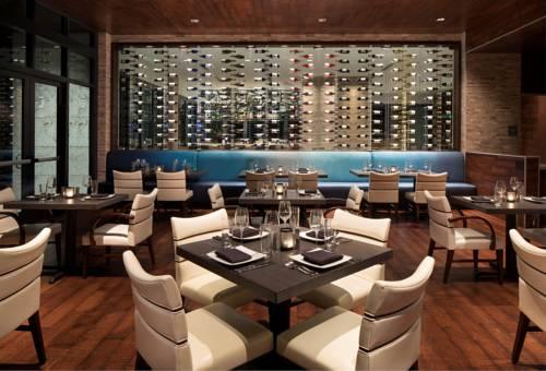 Imagen del bar/restaurante del Hotel Zota Beach Resort. Foto 2