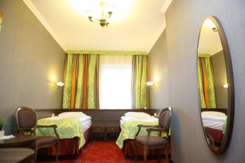 Imagen de la habitación del Hotel Złoty Młyn Majk&oacute;w. Foto 9