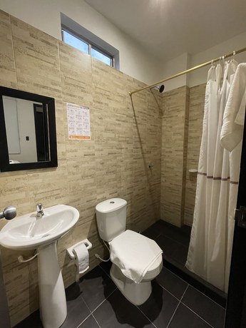 Imagen de la habitación del Hotel Zugi Inn. Foto 15
