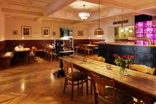 Imagen del bar/restaurante del Hotel Zum Roten B&auml;ren. Foto 2