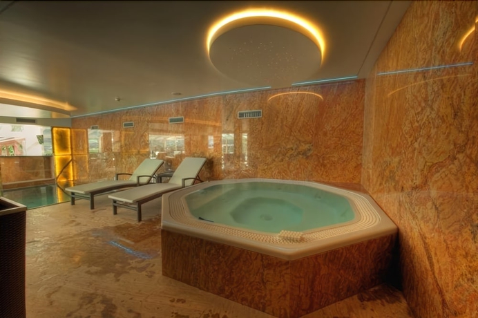 Imagen de la piscina del Hotel Zur Burg, Kaprun. Foto 15