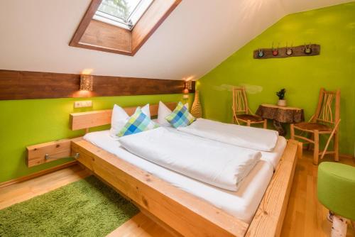 Imagen de la habitación del Hotel Zur Sch&ouml;nen Aussicht garni. Foto 4