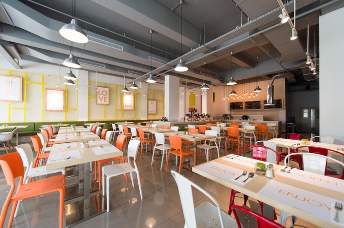 Imagen del bar/restaurante del Hotel Zuri Express Mangga Dua. Foto 2