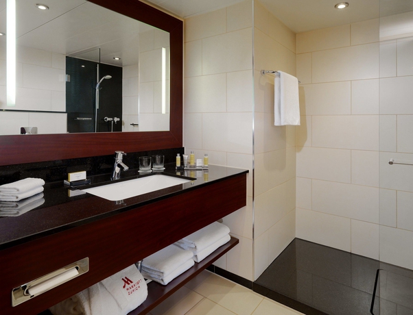 Imagen de la habitación del Hotel Zurich Marriott. Foto 12