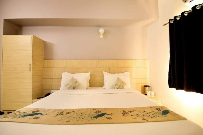 Imagen de la habitación del Hotel Zuzu Ashish Palace. Foto 17