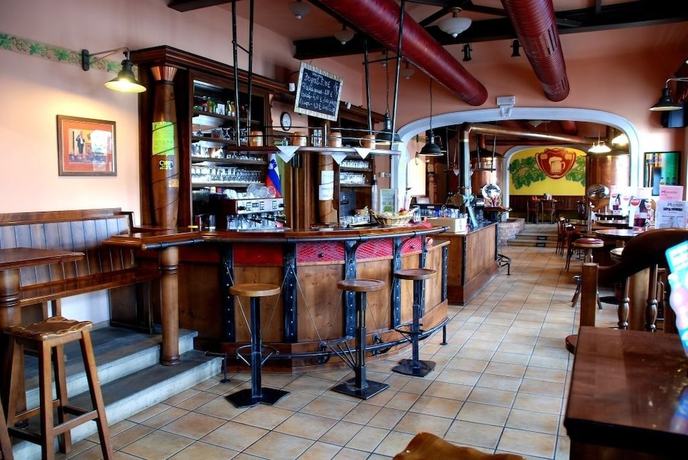 Imagen del bar/restaurante del Hotel Zvezda, Murska Sobota. Foto 5