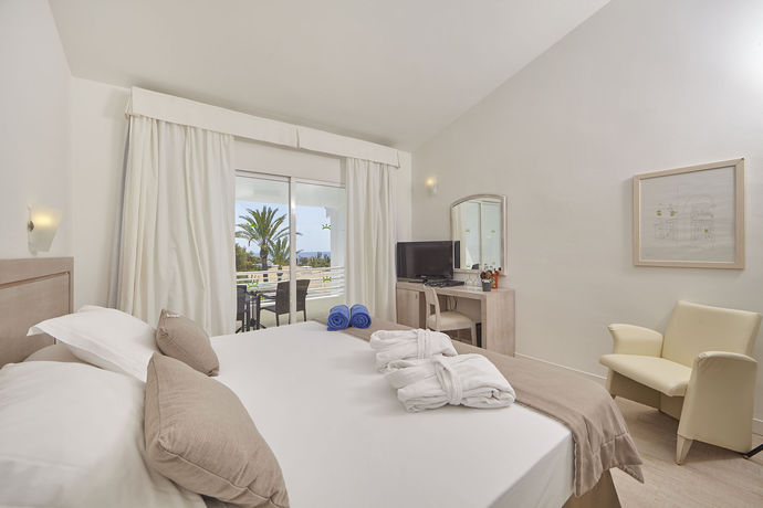 Imagen de la habitación del Hotel & Apartamentos Prinsotel la Caleta. Foto 10