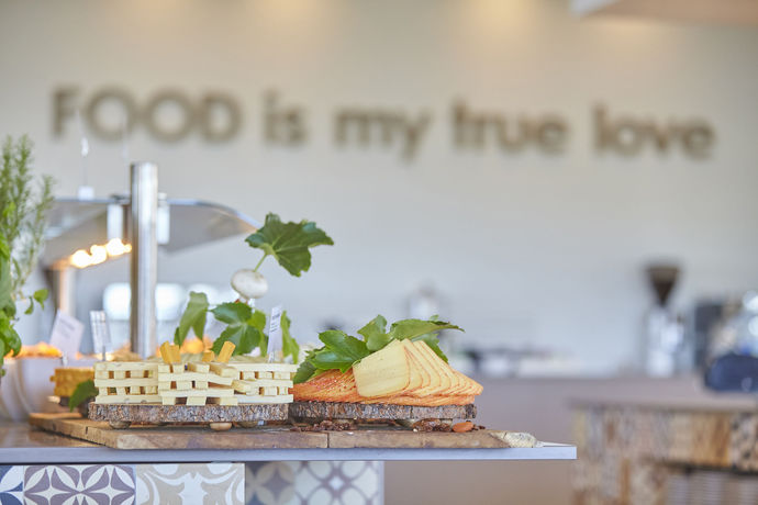 Imagen del bar/restaurante del Hotel & Apartamentos Prinsotel la Caleta. Foto 2