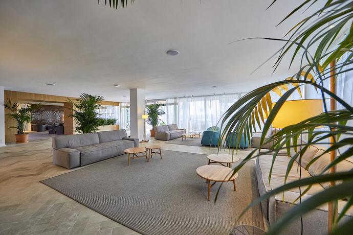 Imagen de los interiores del Hotel & Apartamentos Prinsotel la Caleta. Foto 35