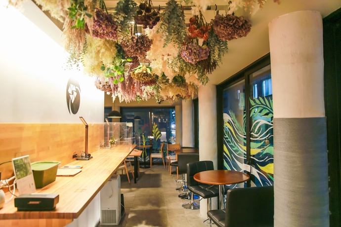 Imagen del bar/restaurante del Hotel and And Hostel Kuramae West. Foto 4