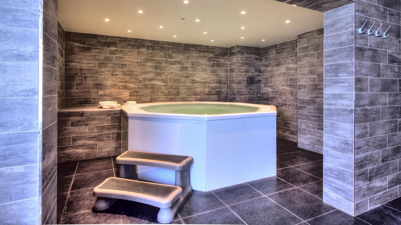 Imagen de la piscina del Hotel and Aparthotel Casteau Resort Mons Soignies. Foto 14