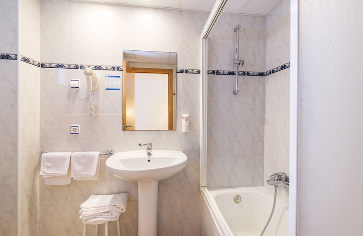 Imagen de la habitación del Hotel and Diving Les Illes. Foto 13