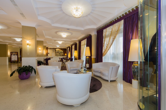 Imagen de los interiores del Hotel and Meeting Centergross. Foto 6