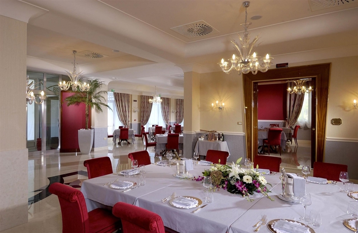 Imagen del bar/restaurante del Hotel and Meeting Centergross. Foto 1
