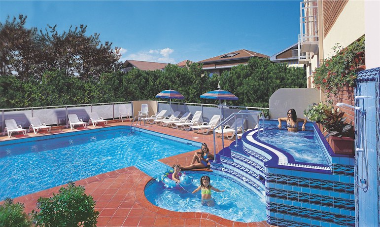 Imagen de la piscina del Hotel and Residence Continental. Foto 20