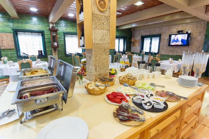 Imagen del bar/restaurante del Hotel and Resort Gacka. Foto 6