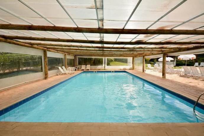 Imagen de la piscina del Hotel and Restaurante Parque D\'anape. Foto 16