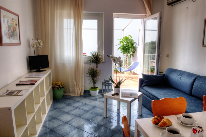 Imagen de los interiores del Hotel and Serviced Residence Gocce Di Capri Sorrento Coast. Foto 14