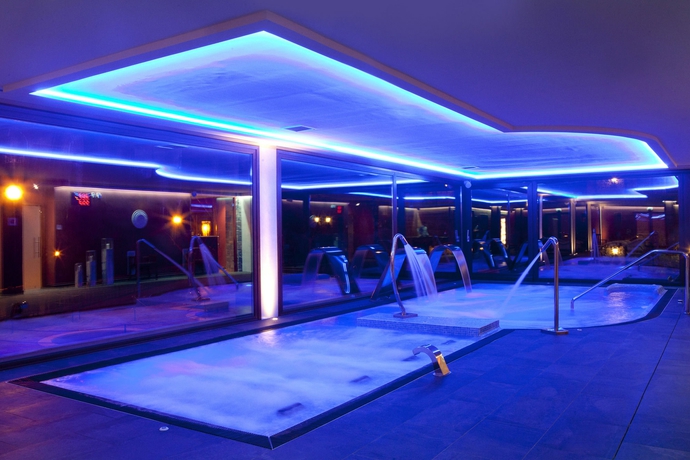 Imagen de la piscina del Hotel and Spa Peña Montañesa. Foto 11