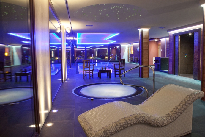 Imagen de la piscina del Hotel and Spa Peña Montañesa. Foto 12