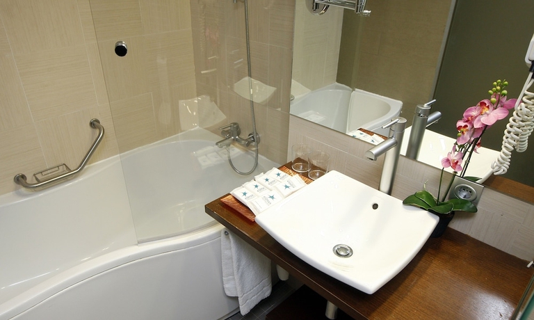 Imagen de la habitación del Hotel and Spa Real Ciudad De Zaragoza. Foto 11