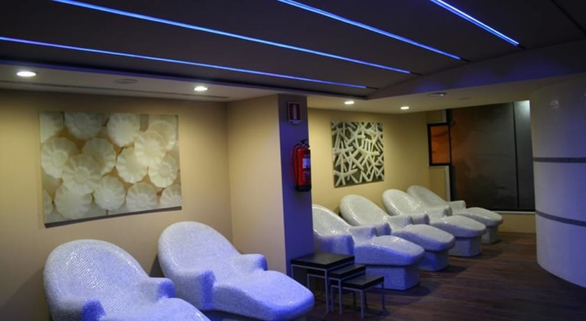 Imagen de la piscina del Hotel and Spa Real Ciudad De Zaragoza. Foto 15