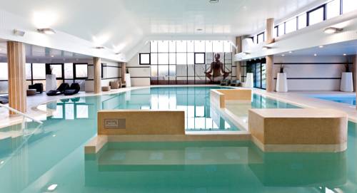 Imagen de la piscina del Hotel and Spa - Thalazur Ouistreham. Foto 16