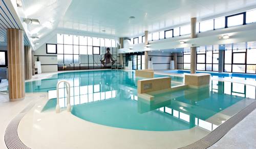 Imagen de la piscina del Hotel and Spa - Thalazur Ouistreham. Foto 17