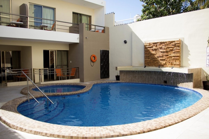 Imagen de la piscina del Hotel and Suites Domani. Foto 17