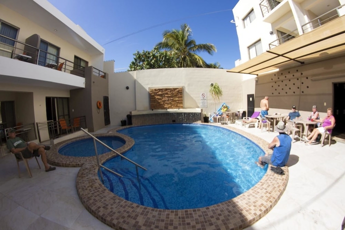 Imagen de la piscina del Hotel and Suites Domani. Foto 19