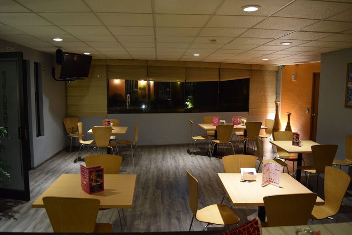 Imagen del bar/restaurante del Hotel and Suites La Marquesa. Foto 4