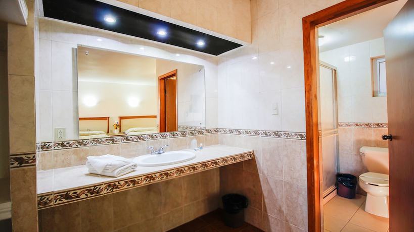 Imagen de la habitación del Hotel and Suites Marrod. Foto 15
