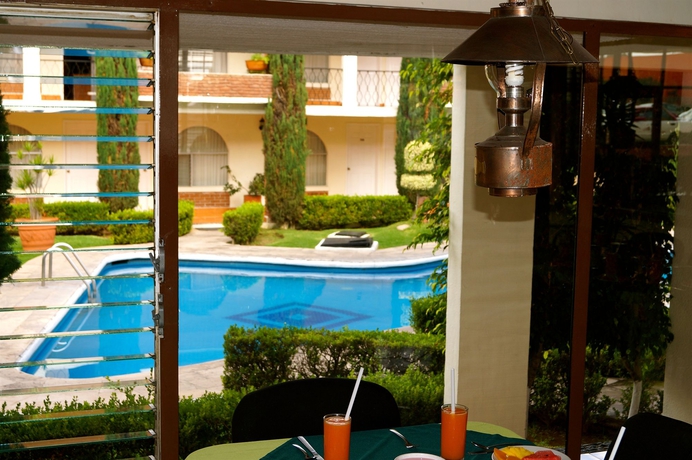 Imagen del bar/restaurante del Hotel and Suites Villa Del Sol. Foto 2
