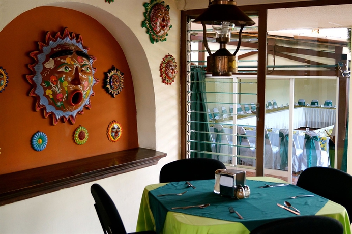 Imagen del bar/restaurante del Hotel and Suites Villa Del Sol. Foto 3